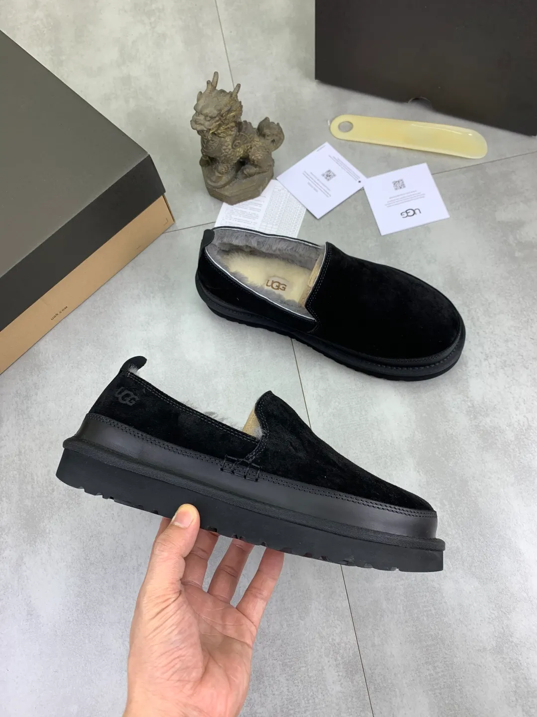 Men's shoes 💰P480 [New model] low-cut popular style 💰 versatile casual wool shoes 🆘 "Real Wool" [UGG] 👉 Popular men's shoes official website synchronization 🔰Quality [proud] is not comparable to the imitations in the general market 🌀The upper is imported Italian frosted cowhide, and the lining: foot pads 🅰️grade 🐑real wool👻Only Grade A can show the effect It feels smooth and delicate 🔱The shoe shape is grand, only the factory can do it 🎄The perfect toughness of the original outsole 👻⬛️ allows customers to say goodbye to one-time consumption. It is made of real wool and is super warm. 3⃣️colors available Size male: 39-45